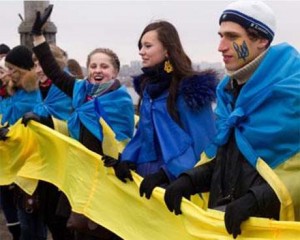 Акція київської молоді «живого ланцюга» на мості Патона. Фото з сайту nashformat.ua