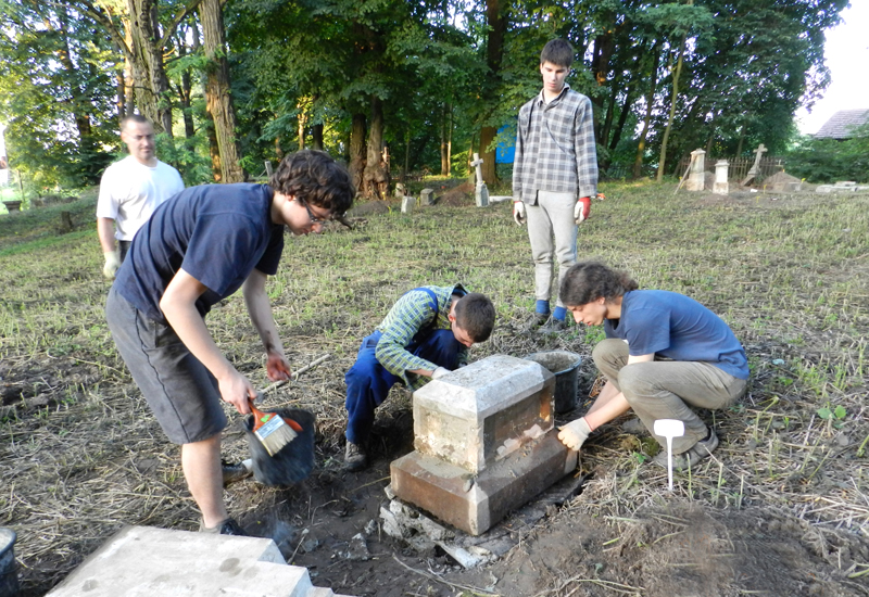 Молодь з «шашкевичівки» допомагає на цвинтарі. Фото з архіву «Маґурича»