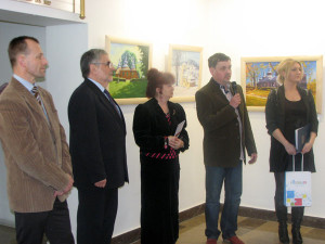 Відкриття виставки, другий справа – художник Томаш Маєвський. Фото авторки статті