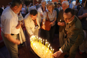 Віряни ставлять свічки у пам‘ять жертв Волинської трагедії. Фото автора статті