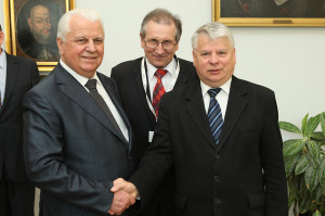 На фото маршалок Сенату РП Богдан Борусевич (праворуч) під час зустрічі з Леонідом Кравчуком (ліворуч) Фото Міхала Юзефанюка з архіву Сенату РП