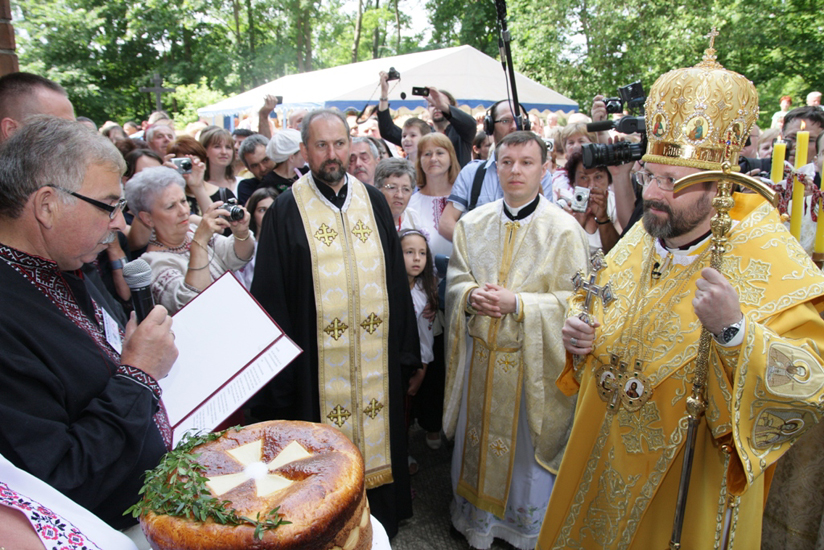 Українська громада вітає свого патріарха. Знімки Богдана Тхіра