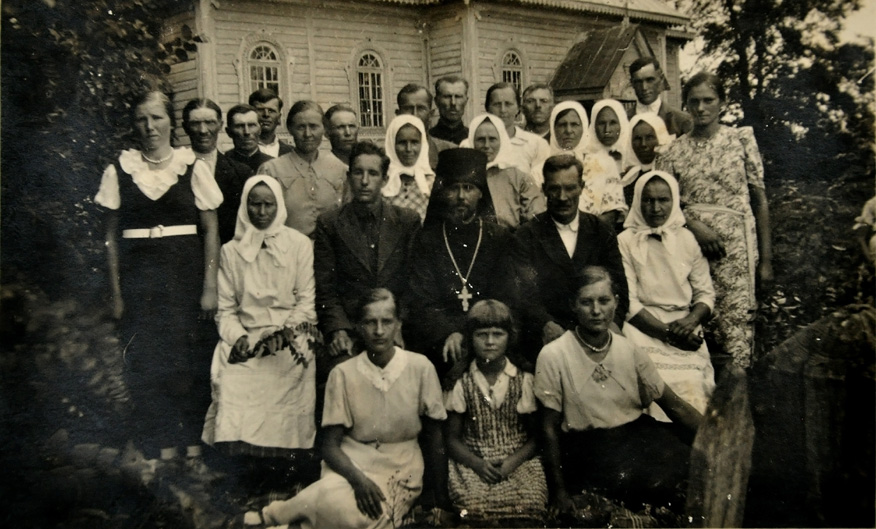 Церковний хор у Полосках 1940 р. біля ієромонаха Гермогена сидить (на фото зліва) дяк Володимир Столиця 