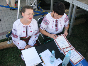 Приклад поколінної зміни в Мокрому: Мажена Онишканич (справа) та її дочка Ксеня, конферансьє Свята культури над Ославою. Фото автора статті