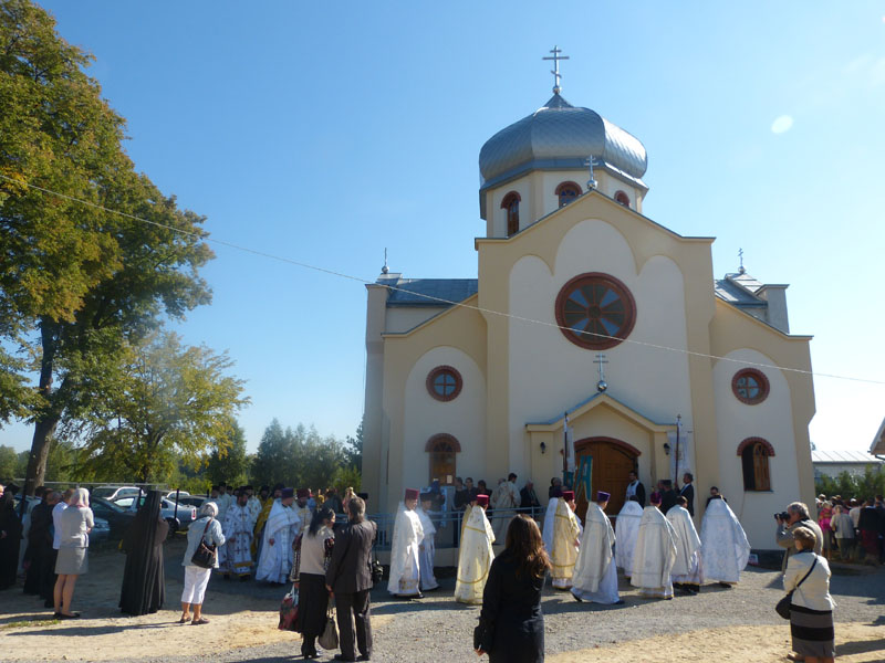 Процесійний хід навколо церкви. Перенесення мощів св. Миколая. Фото Григорія Купріяновича