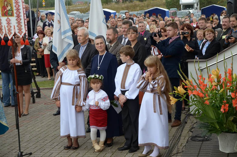 Діти та представники парафій ідуть вітати патріарха