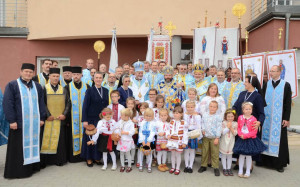 Священство та монашество разом з наймолодшими учасниками святкувань у Білому Борі