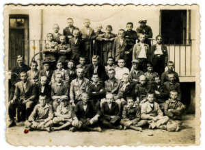 У школі в Раві-Руській, зліва стоїть другий Михайло, зліва сидить п’ятий Микола, справа сидить у другому ряду Володимир