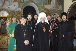 Митрополит Адріан і священики Свято-Троїцького собору