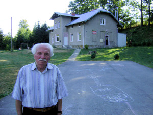  Початкова школа в Дошному. На передньому плані І. Красовський. Фото Лілі Плахтій
