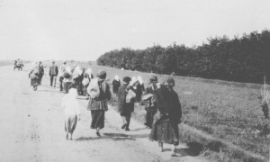Голодні селяни залишають село в пошуку їжі в місті. 1933 р.