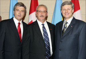 Президент Віктор Ющенко, Іван Іванюра та прем’єр-міністр Канади Стівен Харпер. Фото з архіву І. Іванюри 
