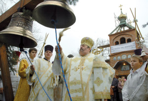  Архиєпископ Люблинський і Холмський Авель освячує пропам’ятні дзвони. Фото автора статті