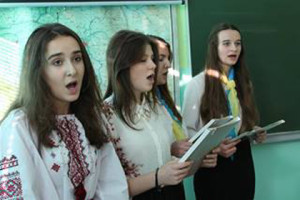 Виконання українських пісень під час конкурсу знань про Україну. Фото організаторів заходу