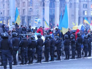 Силовики зі щитами на Майдані. Фото автора статті