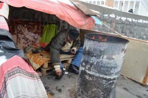 Василь з Чернігівщини дбає про чистоту взуття навіть під час революції