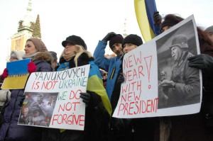 Лозунги на афішах (зліва направо): «Янукович – це не Україна», «Новий рік – з новим президентом». Фото Павла Лози