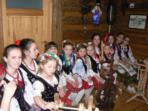 Дівчата з «Лемківского перстеника» на вечірках. Фото Славка Гойсака