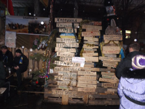 Дошки, на яких видніють назви міст, звідки приїхали учасники протесту. Фото автора статті