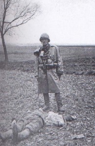 Сагринь, 10 березня 1944 р.: вояк Армії крайової фотографується над трупом убитого українця. (I. Caban, Na dwa fronty, Lublin 1999)