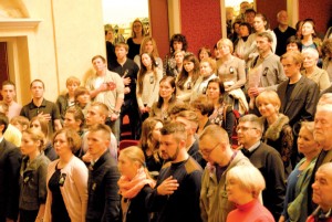 Гімн України співають присутні на концерті. Фото автора статті