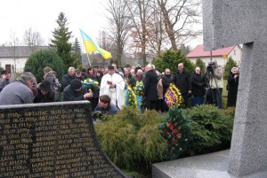 Панахида біля меморіалу жертв Павлокоми 2 березня 2014 р. Фото автора статті