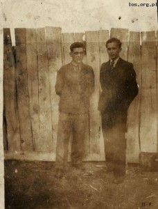 Степанковичі, 1943 р. Автор книжки «Спогади» Олександр Попко (ліворуч) та його друг Євген Несторук («Крилатий»)