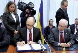 Підписання політичної частини угоди про асоціацію між Україною та ЄС. Фото з Урядового порталу www.kmu.gov.ua