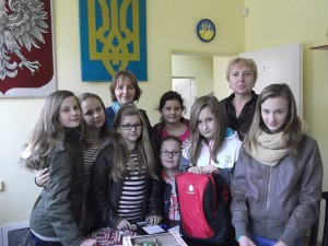 Учні лігницької школи передали своїм ровесникам в Україну наплічник зі шкільним знаряддям. Фото з архіву школи