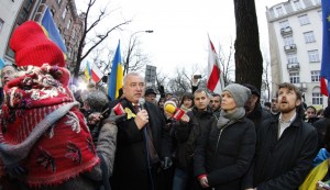Посол України в РП Маркіян Мальський перед посольством у Варшаві. Фото Віталія Вітта