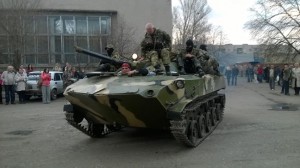 Слов’янськ на Донбасі, неознаковані солдати перейняли танк української армії. Фото Петра Андрусечка
