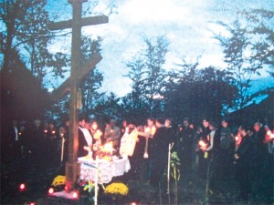 Панахида на могилі Миколи Боровика в присутності владики Авеля, архиєпископа Холмського і Люблинського. Село Пиніни, 2010