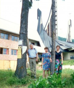 Роман Гентош з доньками Наталею та Ліліаною на місці рідної хати в Устріках-Долішніх, 1994 р.