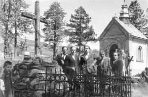 Устрічани (долішні) на місцевому цвинтарі (1943 р.) біля хреста українській галицькій армії