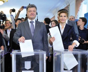 Петро і Марина Порошенки голосували в Києві. Фото зі сторінки Петра Порошенка у Фейсбуці