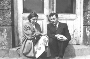 Перед палацом в Іґолом’ї: Софія i Тирс Венгриновичі. З архіву сім'ї Венгриновичів