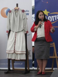  Бойкознавець Наталя Кляшторна розповідає про бойківський жіночий одяг. Фото автора статті 