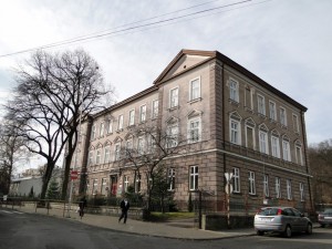 Будинок сяніцької гімназії ім. королеви Софії, в якій у 1920–1928 рр. вчився Богдан Антонич. Фото автора статті
