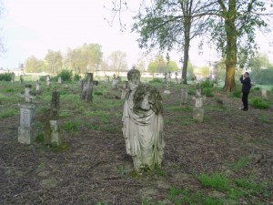 Жахливий стан цвинтаря в Ульгівку