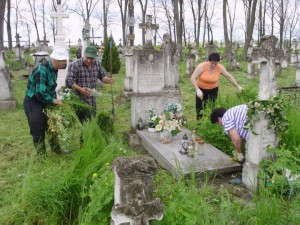 Вербичани з Пєнєнжна впорядковують могили предків на місцевому цвинтарі