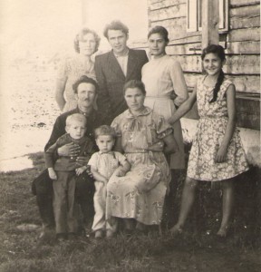 Родина Пероганичів, виселених з Тарнави-Нижньої до Сможого, 1963 рік. У центрі – дідусь Ю. Пероганича Юрко Пероганич