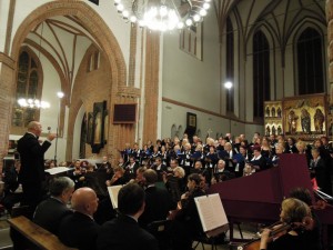 Дириґент Р. Вількевич, хори та оркестр у фестивальному концерті в Кошаліні