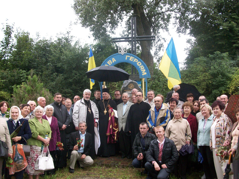 Владика, священики та прочани, особливо з України, біля пам’ятника в Білостоці. Фото авторки статті
