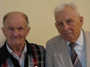 Одні з найстарших членів cпілки – політв’язні Василь Ласичка (зліва) та Петро Кульчицький. Фото автора статті