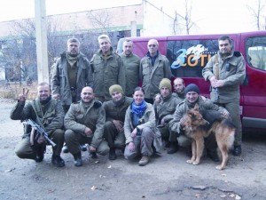 Волонтерка Оля Соляр з «айдарівцями»