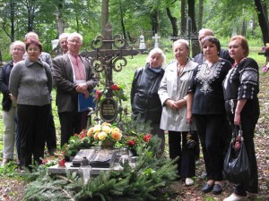 Дбайливий рід: новий хрест на могилі Василя Теплого. Фотографія автора репортажу