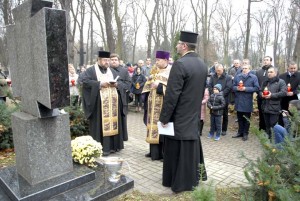 Молитва на Православному кладовищі у Варшаві. Фото Павла Лози