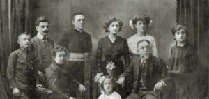 Полонна: фотографія родини Ананевичів, імовірно 20-ті рр. ХХ ст. Передав Андрій Шкраван