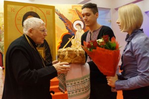 Молодь вітає архиєпископа Івана Мартиняка. Фото автора статті