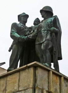 Пам’ятник польсько-радянського братерства зброї на Слов’янській площі в Лігниці. Фото з: Wikimapia.pl